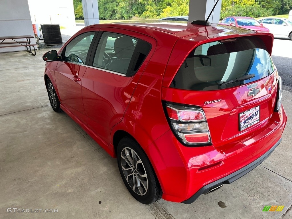 2018 Sonic LT Hatchback - Red Hot / Jet Black photo #10