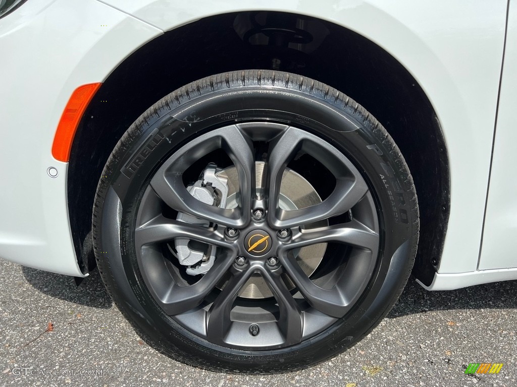 2023 Chrysler Pacifica Touring L Road Tripper AWD Wheel Photos