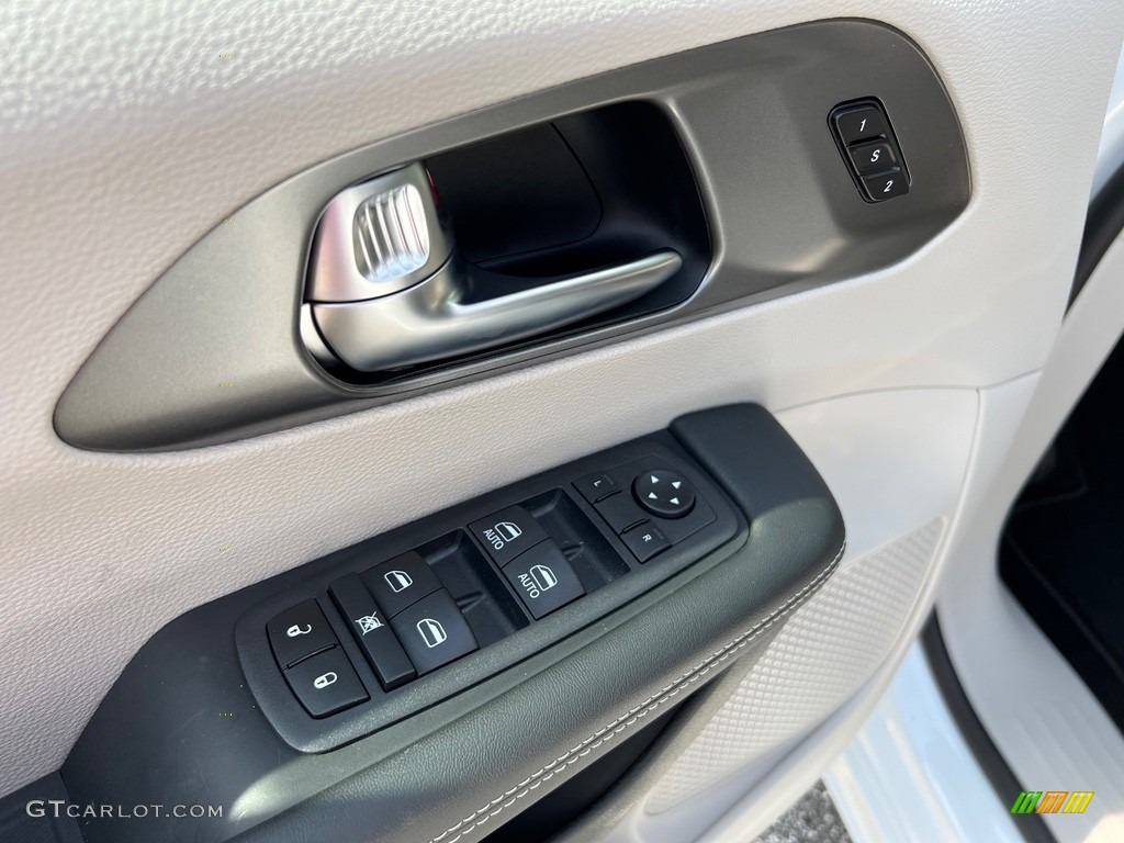 2023 Chrysler Pacifica Touring L Road Tripper AWD Door Panel Photos