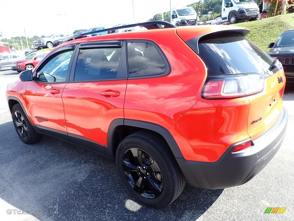 2021 Cherokee Altitude 4x4 - Spitfire Orange / Black photo #3