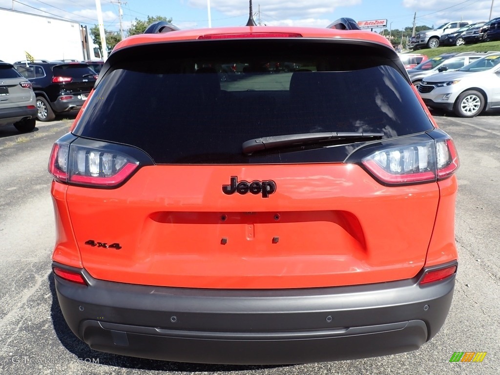 2021 Cherokee Altitude 4x4 - Spitfire Orange / Black photo #4