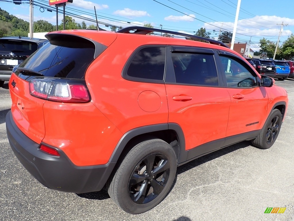2021 Cherokee Altitude 4x4 - Spitfire Orange / Black photo #6