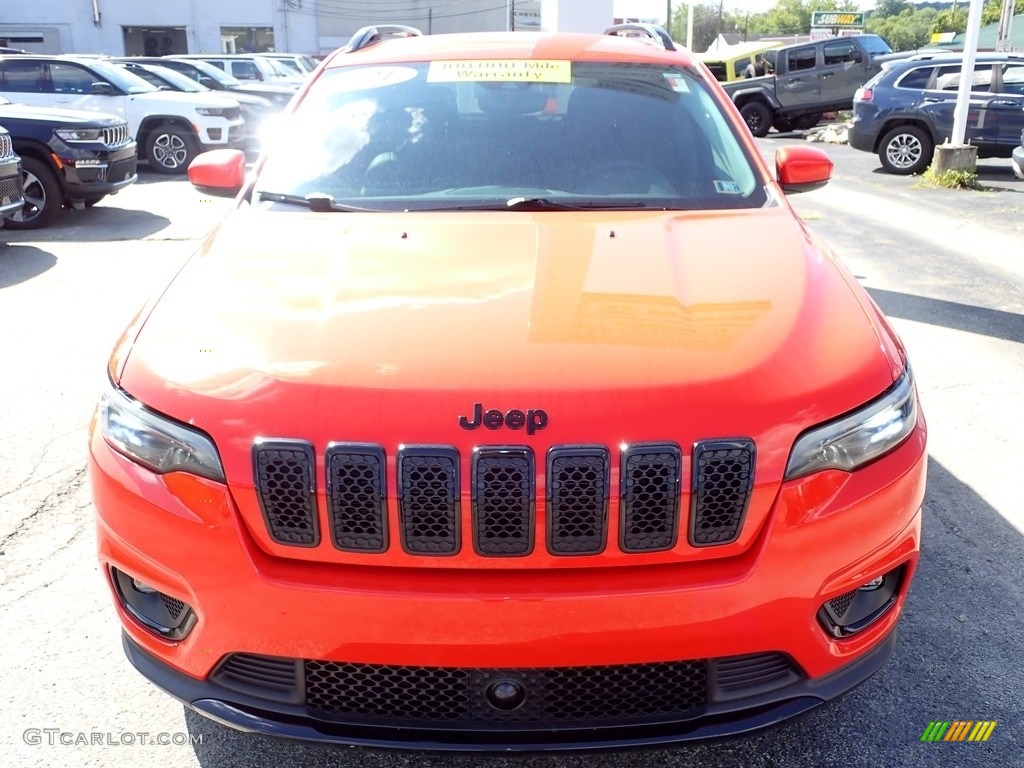 2021 Cherokee Altitude 4x4 - Spitfire Orange / Black photo #9