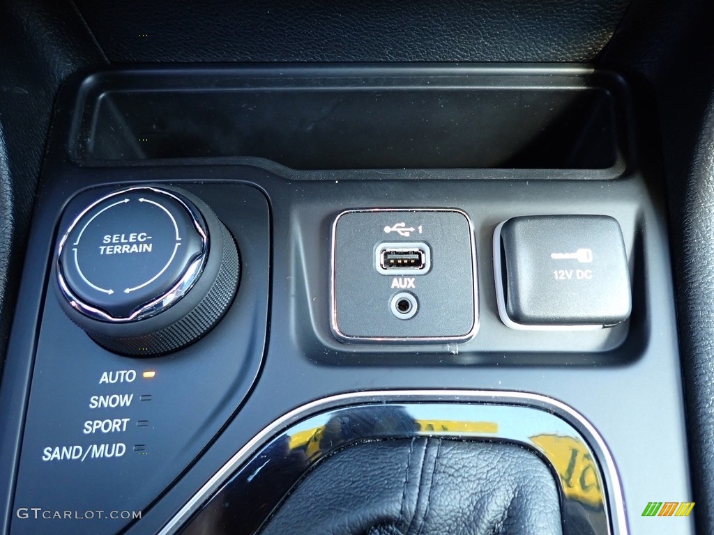 2021 Cherokee Altitude 4x4 - Spitfire Orange / Black photo #17