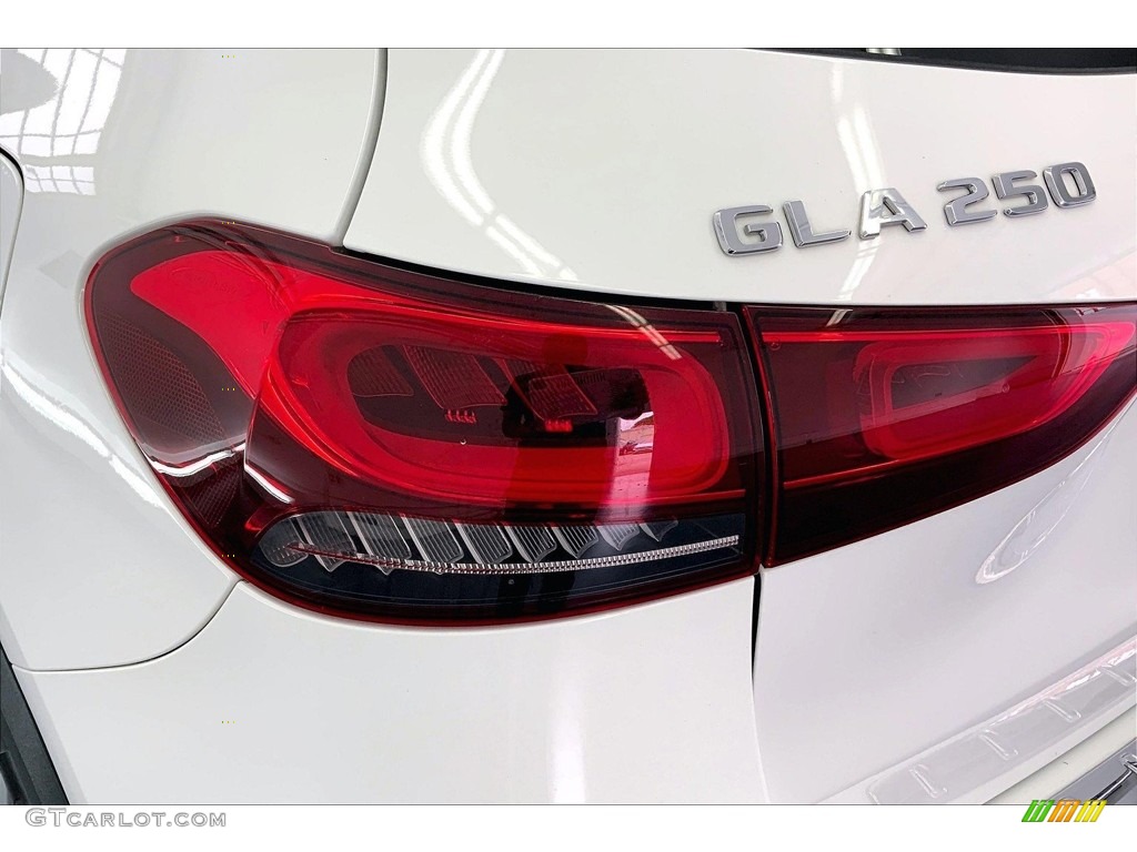 2021 GLA 250 - Polar White / Black photo #28