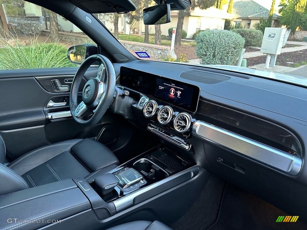 2021 Mercedes-Benz GLB 250 Dashboard Photos