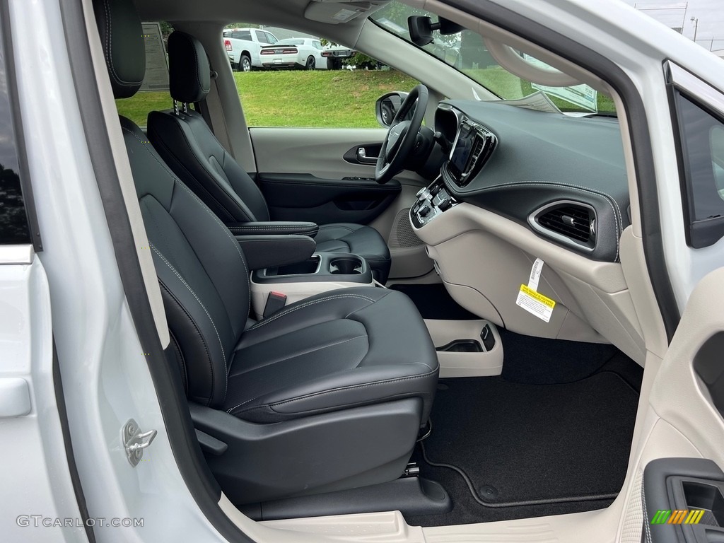 Black/Alloy Interior 2023 Chrysler Pacifica Touring L Photo #146583556