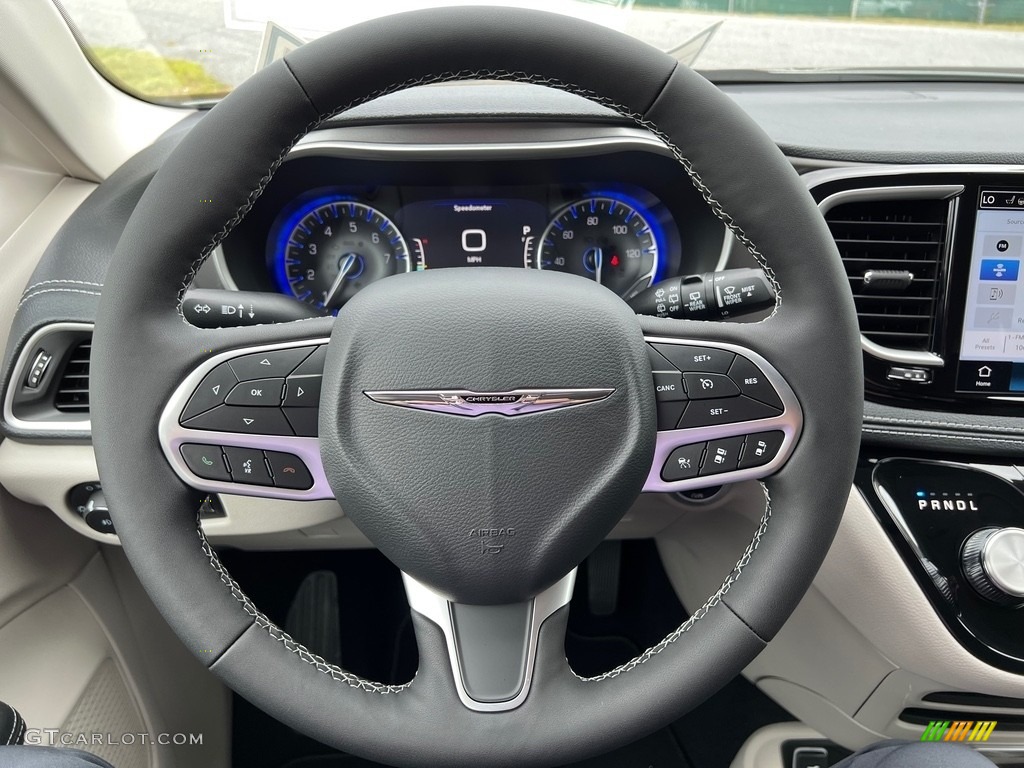 2023 Chrysler Pacifica Touring L Steering Wheel Photos