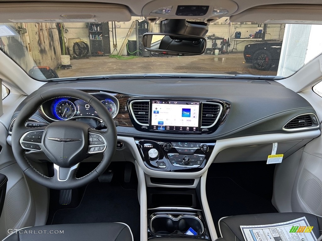 2023 Chrysler Pacifica Limited Dashboard Photos