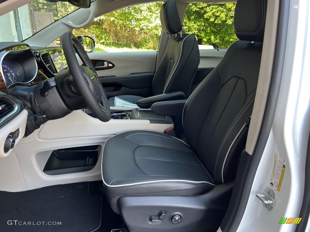 Black/Alloy Interior 2023 Chrysler Pacifica Limited Photo #146590738