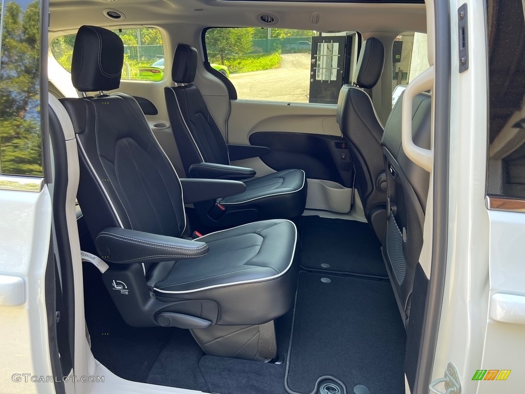 2023 Chrysler Pacifica Limited Rear Seat Photo #146590835
