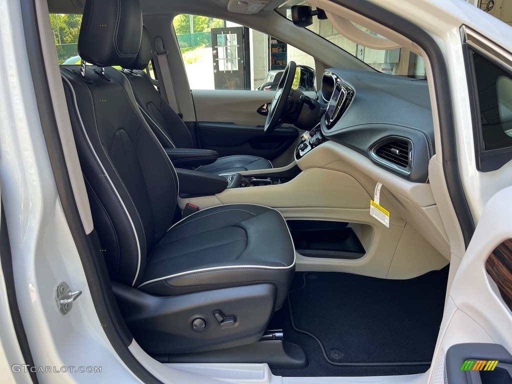2023 Chrysler Pacifica Limited Front Seat Photos