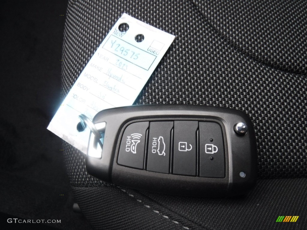 2023 Hyundai Elantra SE Keys Photos