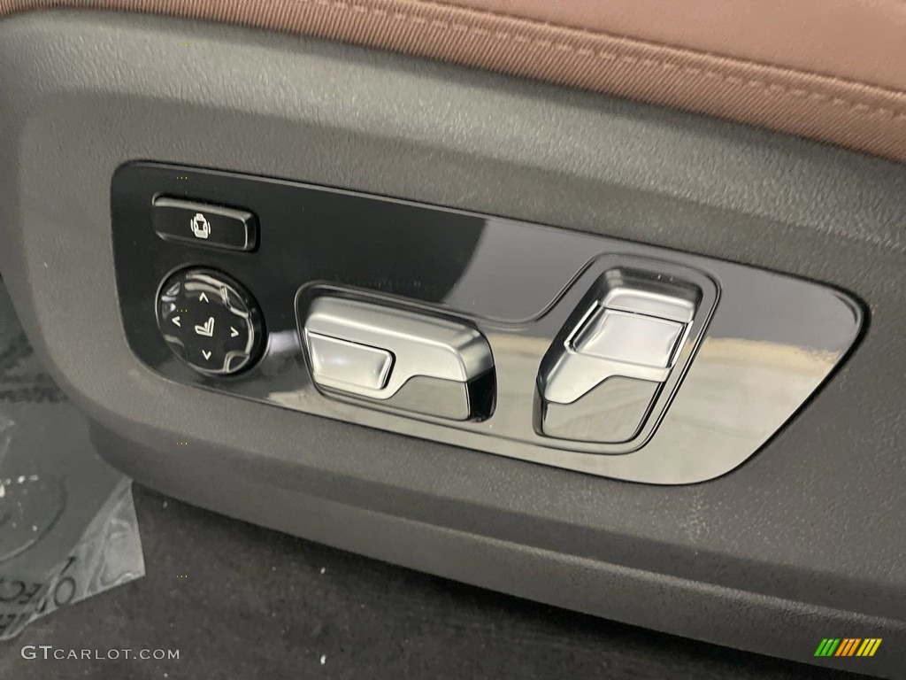 2024 BMW X7 xDrive40i Front Seat Photo #146603245
