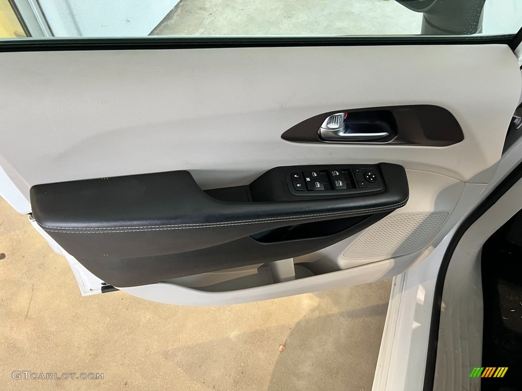 2021 Chrysler Voyager LXI Door Panel Photos