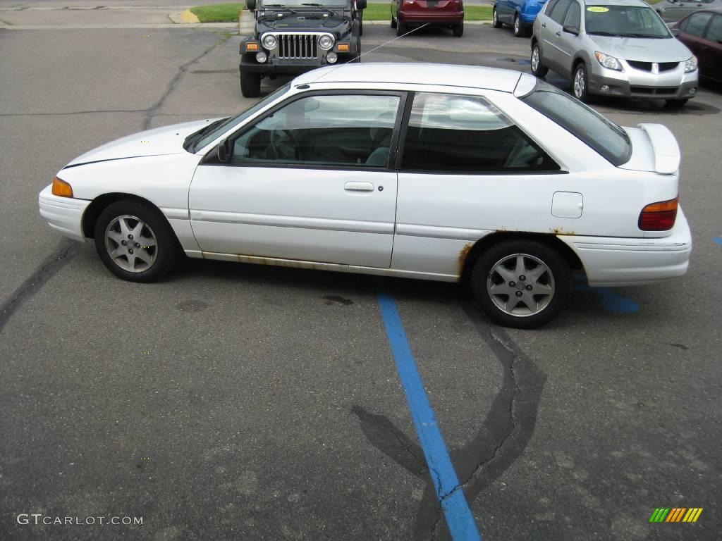 1996 Escort LX Sedan - Oxford White / Gray photo #9