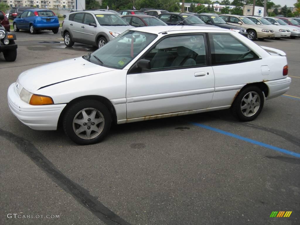 1996 Escort LX Sedan - Oxford White / Gray photo #10