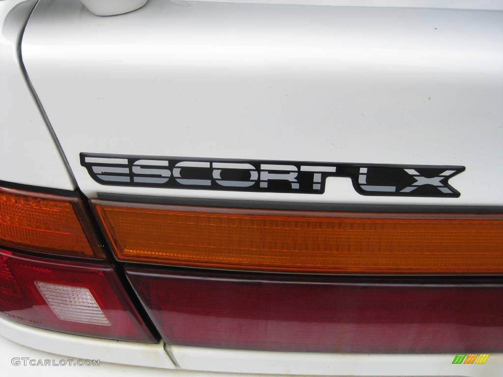 1996 Escort LX Sedan - Oxford White / Gray photo #21