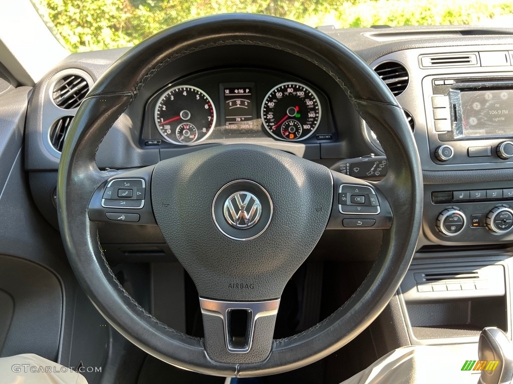 2015 Volkswagen Tiguan SEL 4Motion Steering Wheel Photos