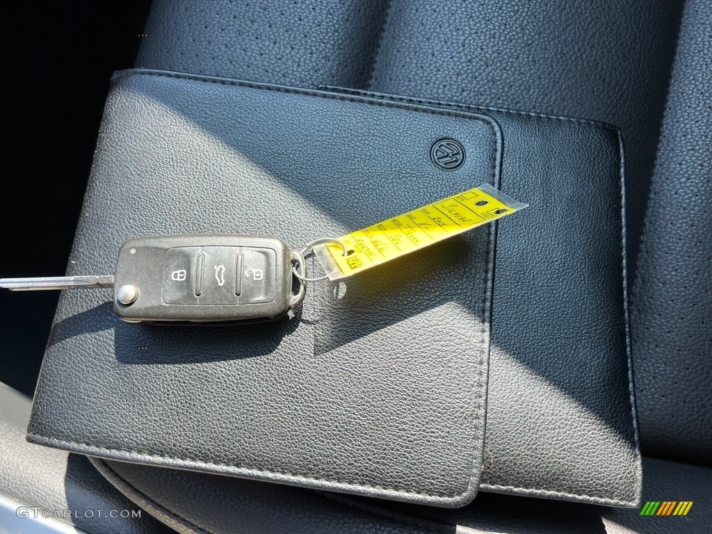 2015 Volkswagen Tiguan SEL 4Motion Keys Photos