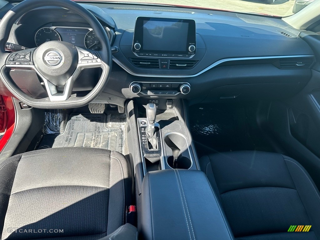 2022 Nissan Altima SV Front Seat Photos