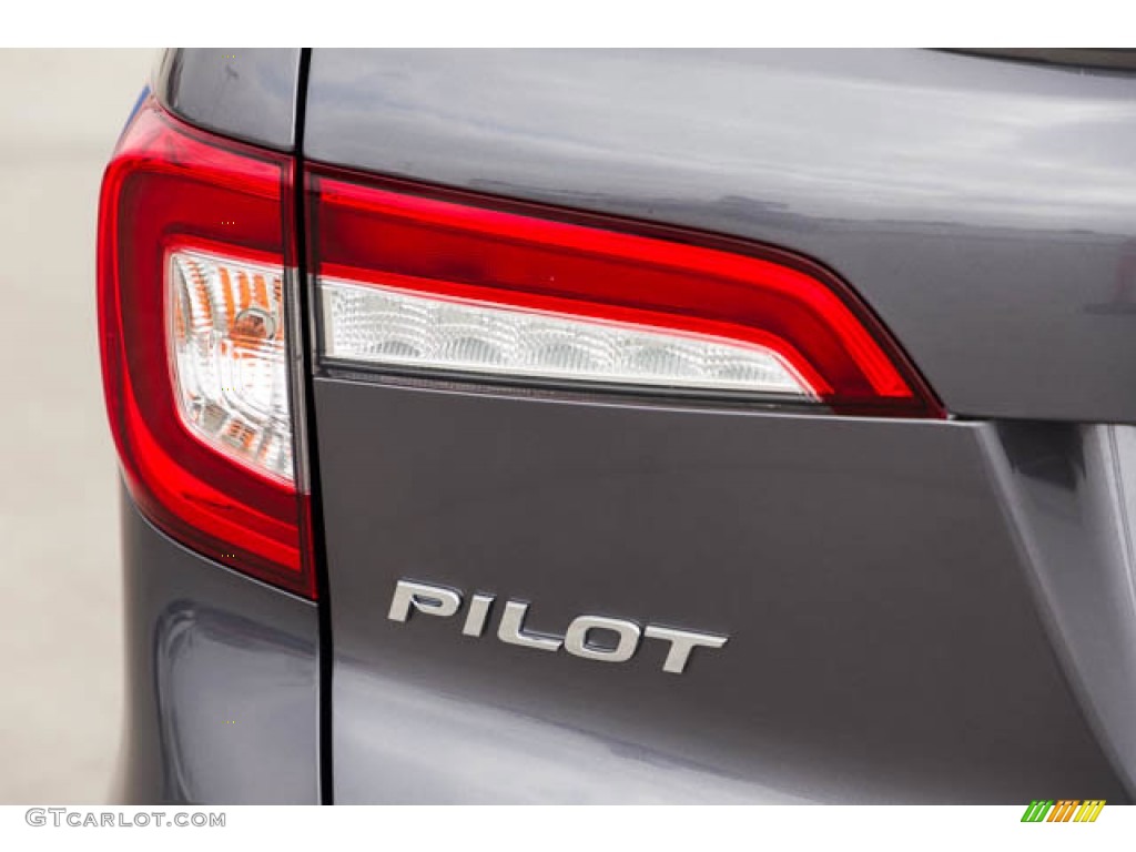 2022 Honda Pilot Touring Marks and Logos Photo #146631364
