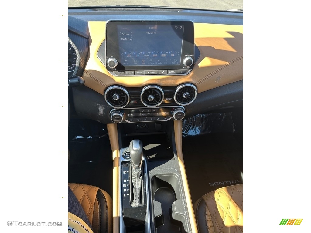 2023 Nissan Sentra SR Controls Photos