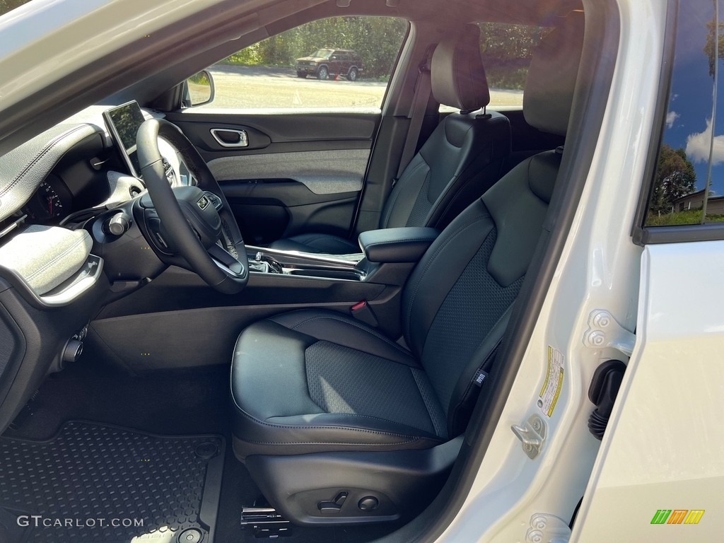 2023 Compass Latitude 4x4 - Bright White / Black photo #11