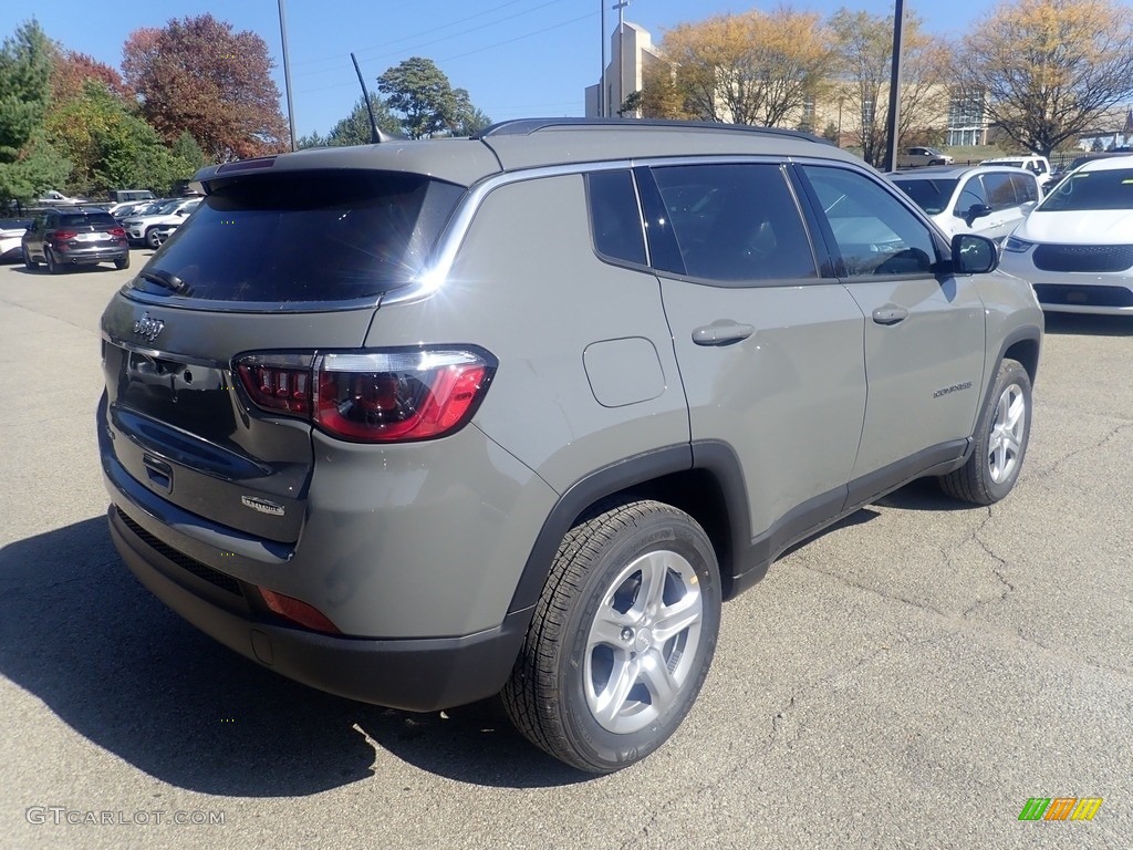 2023 Compass Latitude 4x4 - Sting-Gray / Black photo #6