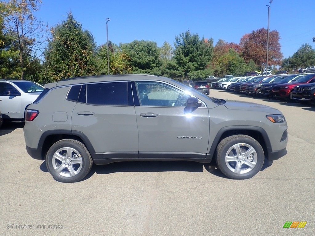 2023 Compass Latitude 4x4 - Sting-Gray / Black photo #7
