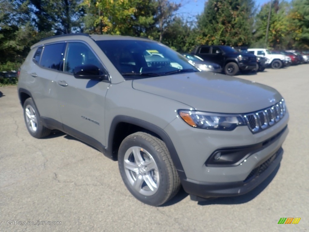 2023 Compass Latitude 4x4 - Sting-Gray / Black photo #8