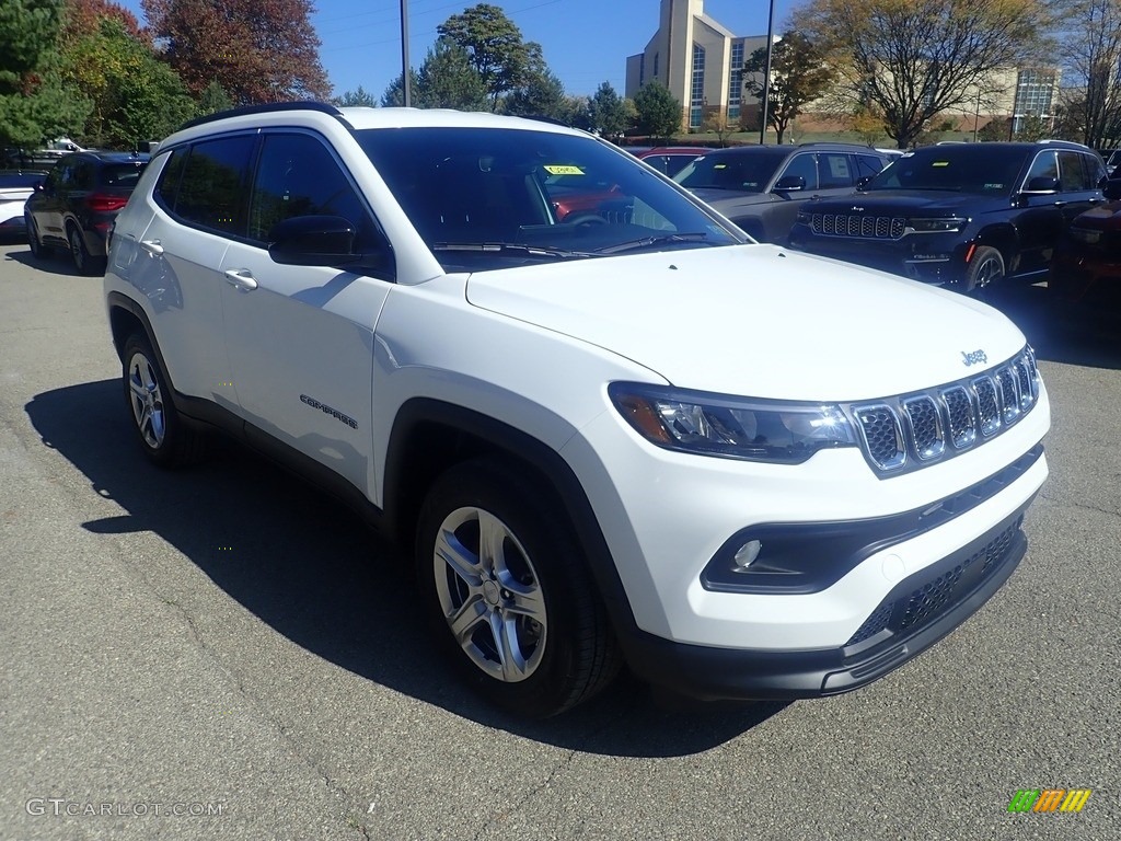 2023 Compass Latitude 4x4 - Bright White / Black photo #8