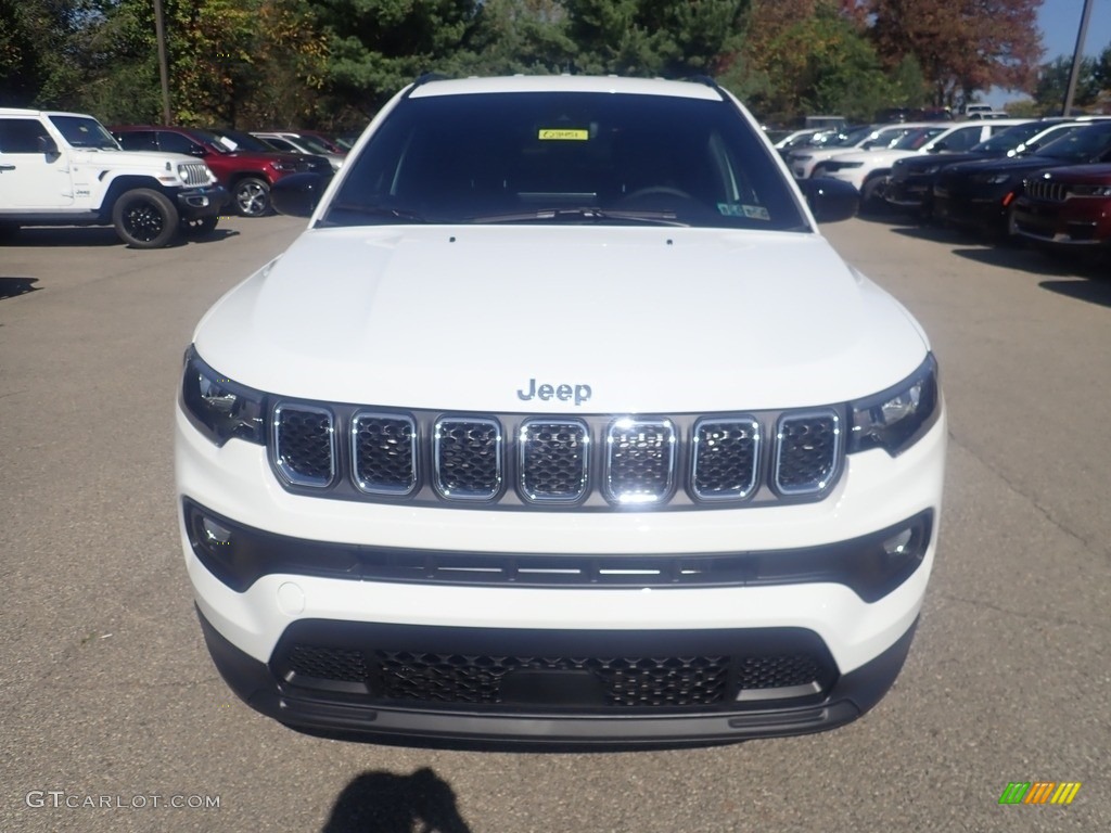 2023 Compass Latitude 4x4 - Bright White / Black photo #9