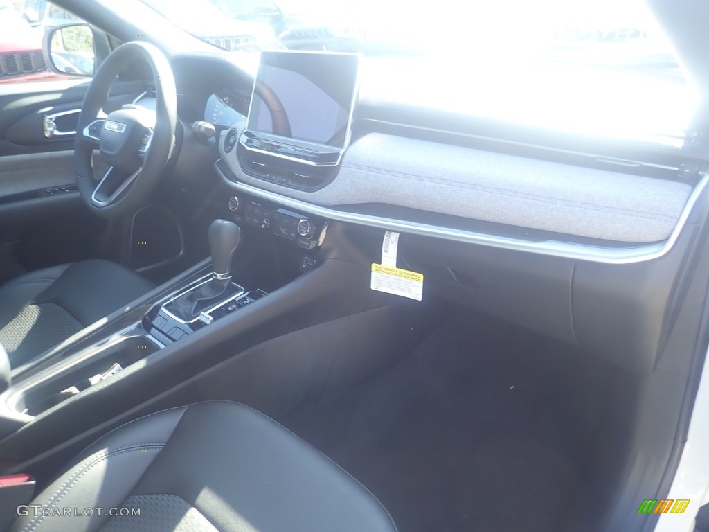 2023 Compass Latitude 4x4 - Bright White / Black photo #12