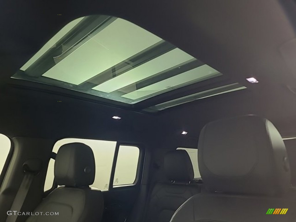 2023 Land Rover Defender 130 SE Sunroof Photos