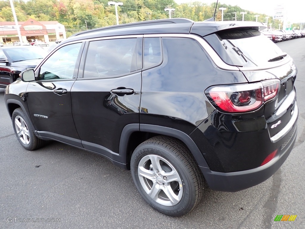 2023 Compass Latitude 4x4 - Diamond Black Crystal Pearl / Black photo #3