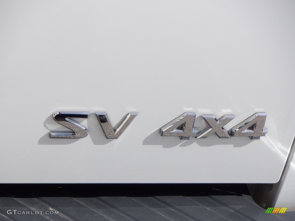 2019 Nissan Frontier SV Crew Cab 4x4 Marks and Logos Photos