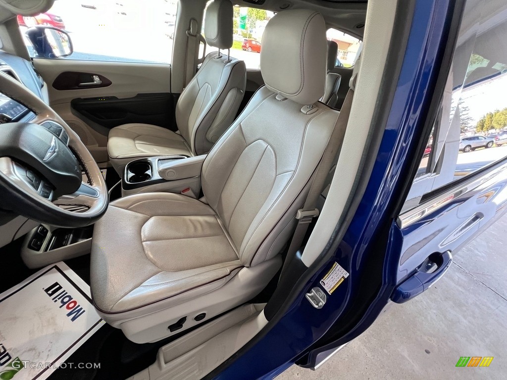 2020 Chrysler Pacifica Limited Front Seat Photo #146667713