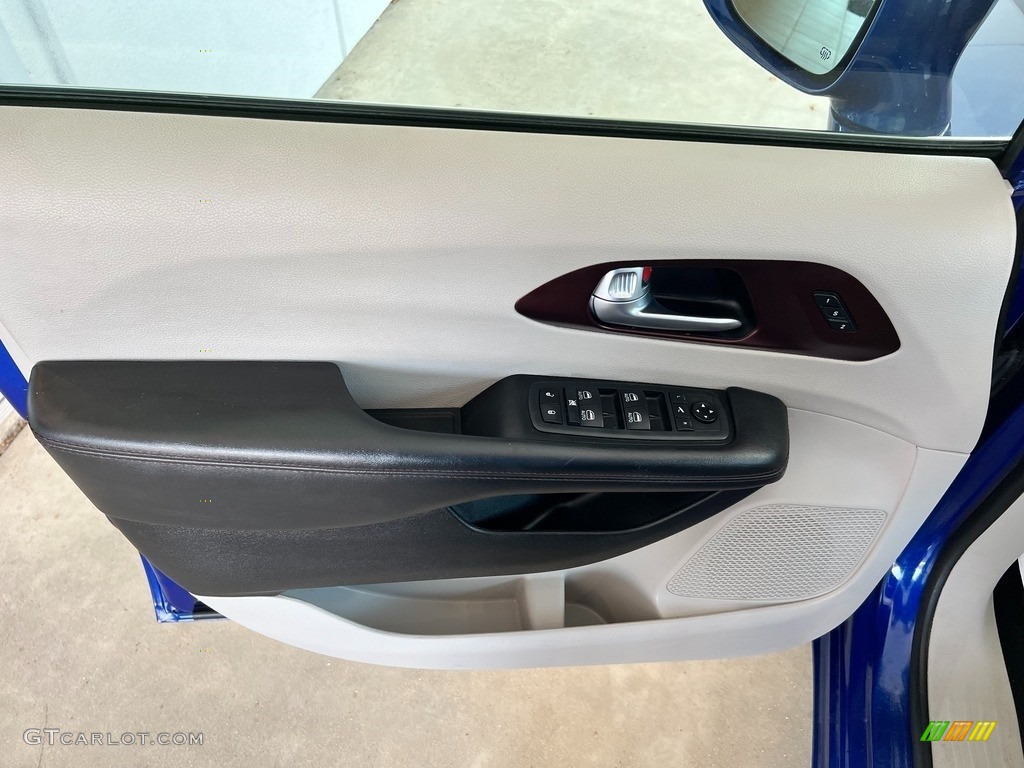 2020 Chrysler Pacifica Limited Door Panel Photos