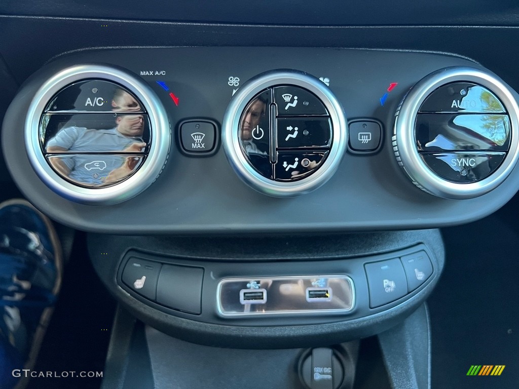 2023 Fiat 500X Pop AWD Controls Photo #146670290