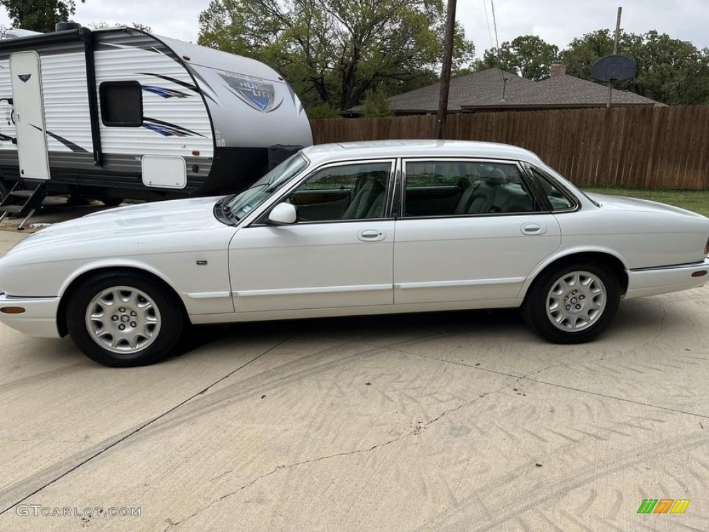 1998 XJ XJ8 L - Spindrift White / Oatmeal photo #1