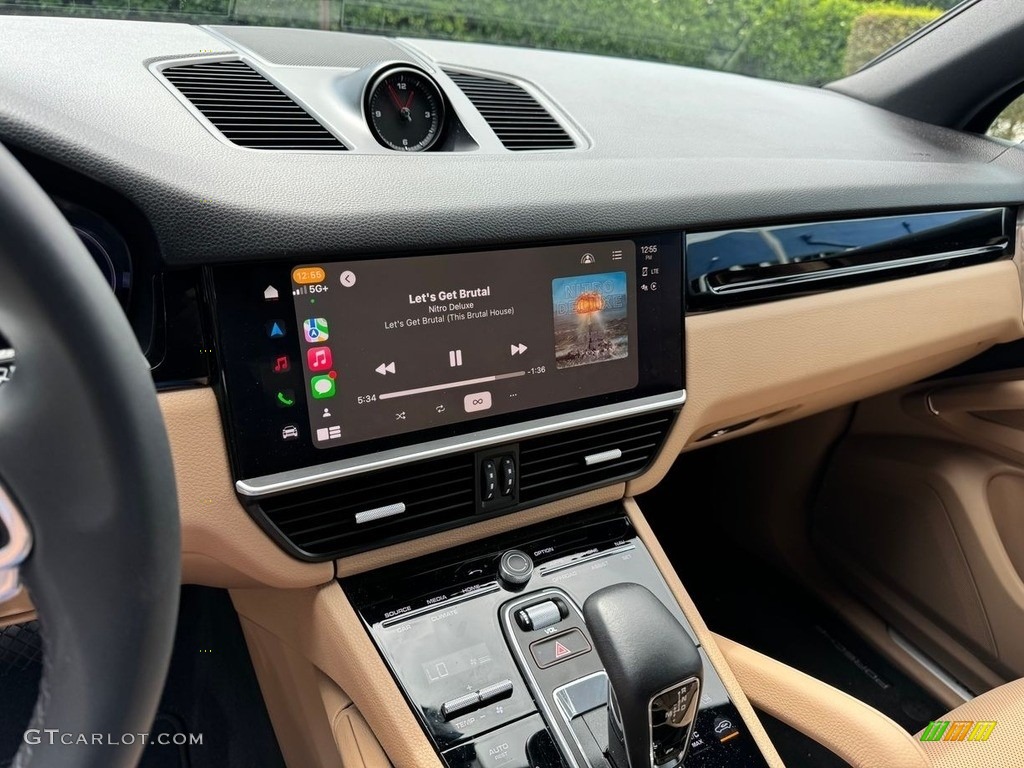 2023 Porsche Cayenne Standard Cayenne Model Controls Photos