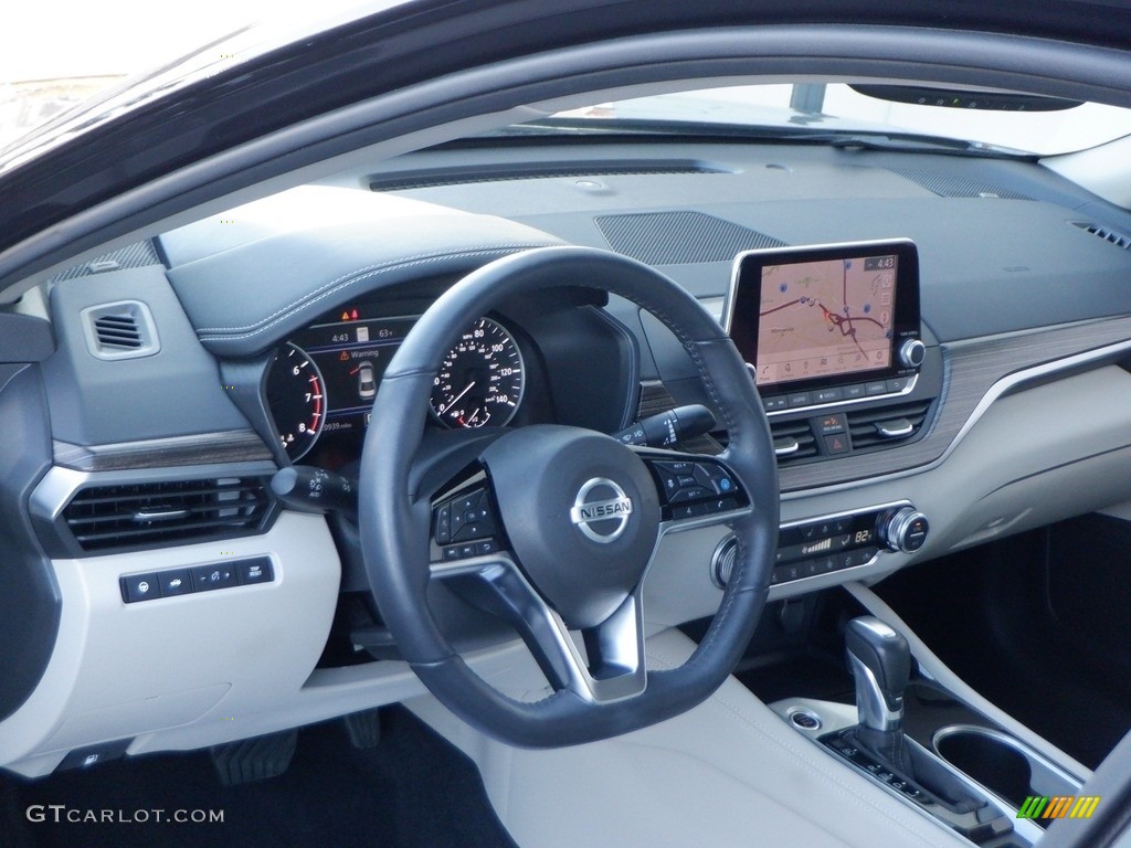 2020 Nissan Altima Platinum AWD Dashboard Photos