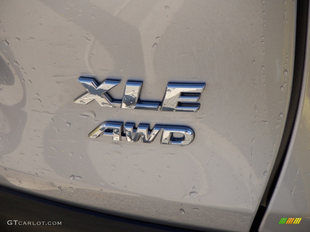 2022 Toyota RAV4 XLE AWD Marks and Logos Photos