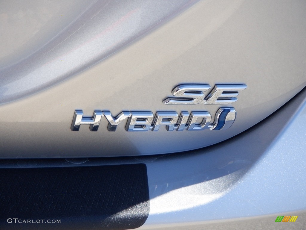2024 Toyota Camry SE Hybrid Marks and Logos Photos