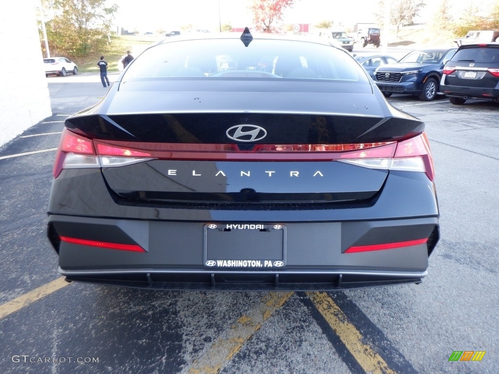 2024 Elantra SE - Abyss Black / Gray photo #5