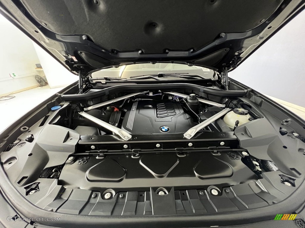 2022 BMW X7 xDrive40i Engine Photos