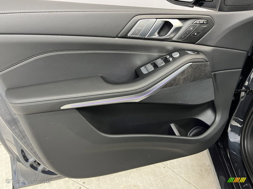 2022 BMW X7 xDrive40i Door Panel Photos