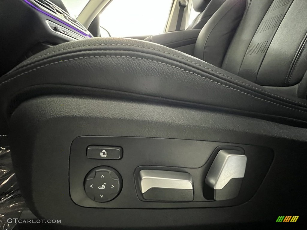 2022 BMW X7 xDrive40i Front Seat Photo #146725850