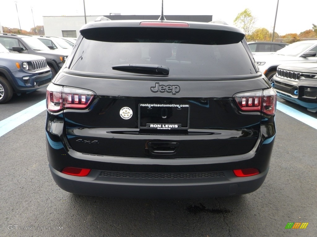 2024 Compass Altitude 4x4 - Diamond Black Crystal Pearl / Black photo #3